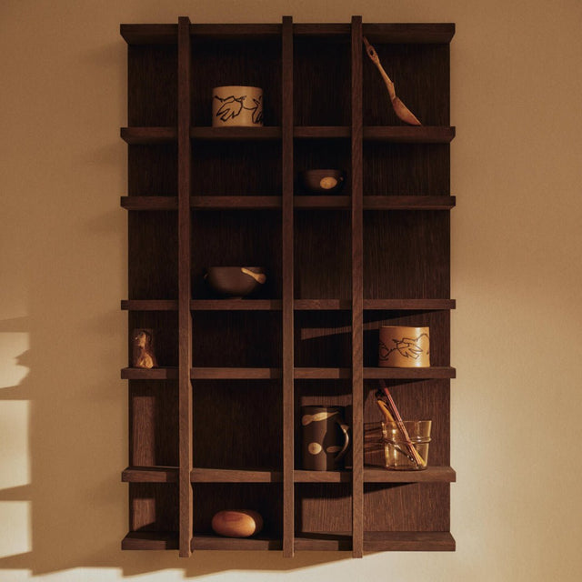 ferm LIVING Tilem Wandregal 4×6 Hochformat aus dunkel gebeizter Eiche – moderner Setzkasten
