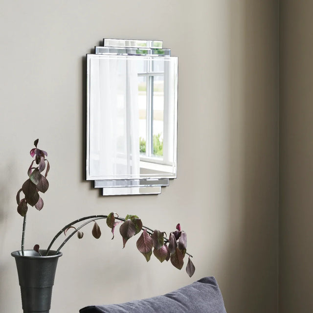 Wandspiegel Deco in Grau mit Facettenschliff im Art-Déco-Stil von House Doctor – Wohnbeispiel (45 × 70 cm)