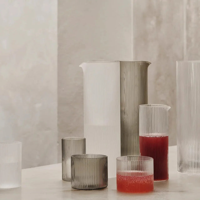 Wasserkrug Glas Ripple grau  und klar auf dem Tisch mit anderen Ripple Trinkgläsern