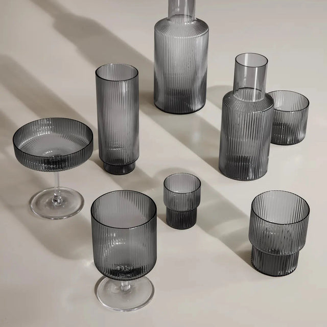 Weingläser Ripple Grau komplette Glasserie - ferm LIVING - DesignWe.Love