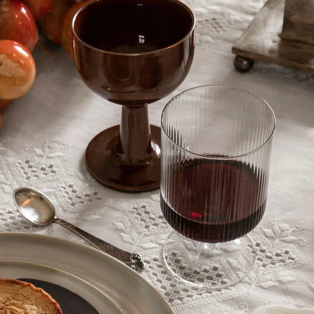 Weingläser Ripple Klar dekoriert auf dem Esstisch - ferm LIVING - DesignWe.Love