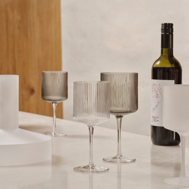 Gläser für Rotwein Ripple, 2er Set rauchgrau - ferm LIVING - DesignWe.Love