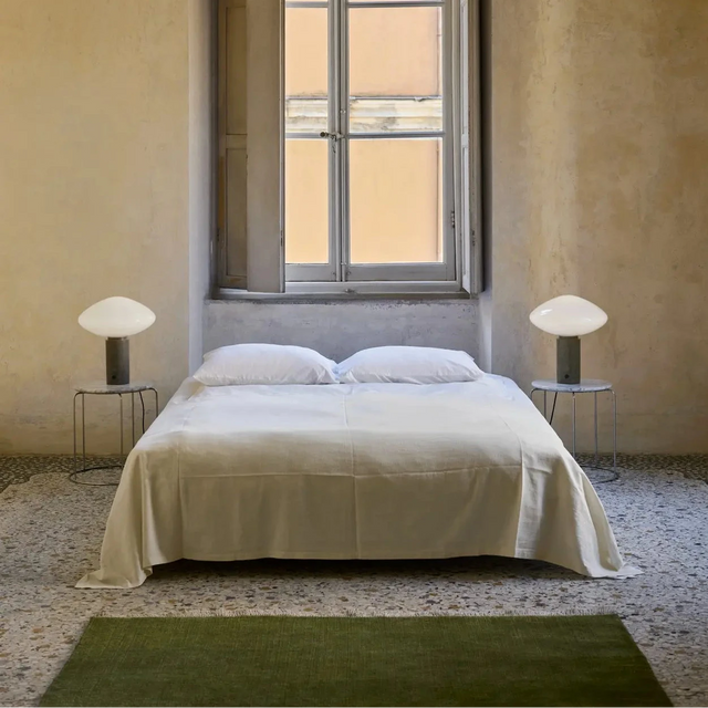 Wire Stool Marble Top VP11 als Nachttische neben Bett mit Tischlampen
