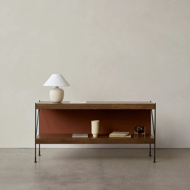 Zet Storage System von Audo Copenhagen H70 im Wohnzimmer-Ambiente mit Tischleuchte