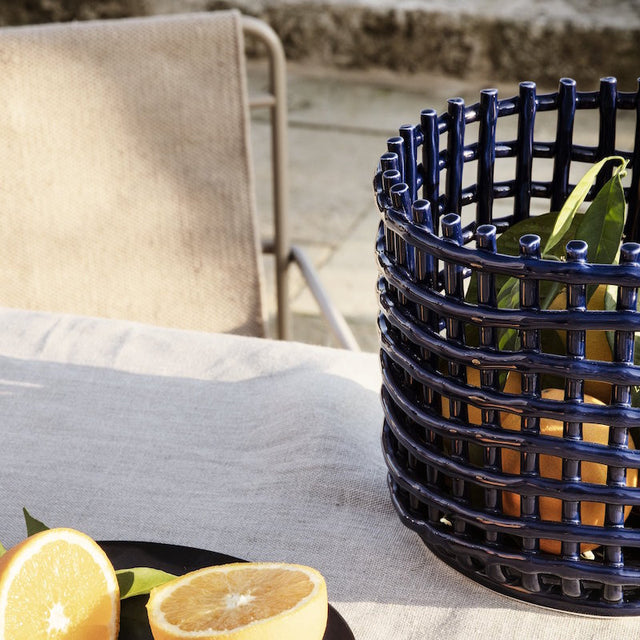 Ceramic Basket Large Blau gefüllt mit Orangen als Obstkorb - ferm LIVING - DesignWe.Love