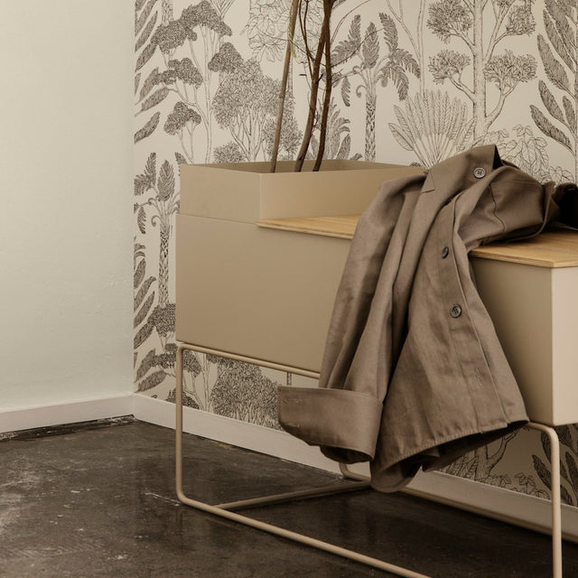ferm LIVING Plant Box Large – Pflanzkasten aus Metall im Raum