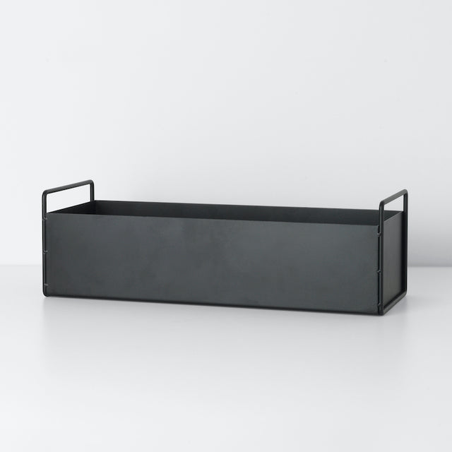 Plant Box Small Schwarz von ferm LIVING auf der Fensterbank