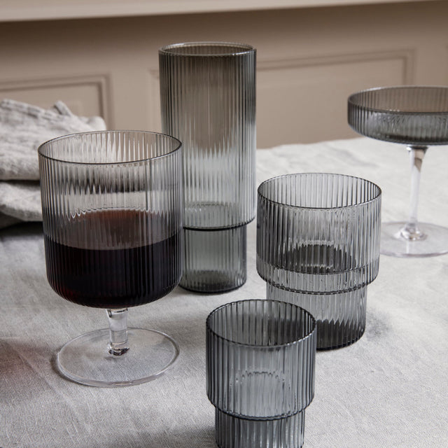 Weingläser Ripple 2er Set rauchgrau - ferm LIVING - DesignWe.Love